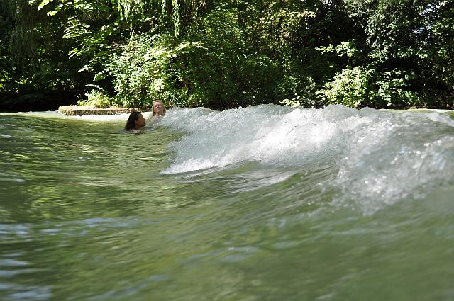 Muenchen 2011 075.jpg - München Snackline  über den Eisbach im englichen Garten